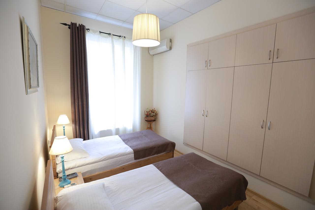 Midtown Hotel & Hostel Tbilisi ภายนอก รูปภาพ